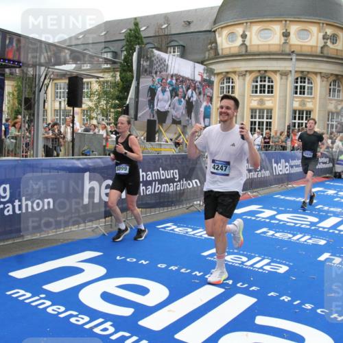 29.06.2025 - hella hamburg halbmarathon Michael Strokosch http://msf.ph/oto/8254364 29.06.2025 10:50:28 Ziel 4127, 4247, 6795, 8899, 11455, 12035, 12624, 14034, 14626, 17319, 18394 meine-sportfotos.de