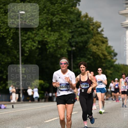 29.06.2025 - hella hamburg halbmarathon Dr. Thomas Lammeyer http://msf.ph/oto/8254390 29.06.2025 10:14:30 Kennedybrücke 1052, 1186, 1456, 5182, 5653, 5806, 7058, 8685, 9150, 9829, 9988 meine-sportfotos.de