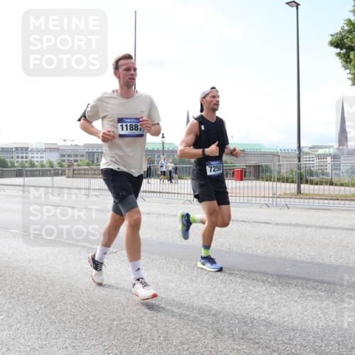 29.06.2025 - hella hamburg halbmarathon Lena Gebhardt http://msf.ph/oto/8254398 29.06.2025 10:10:36 Lombardsbrücke 1186, 1573, 4389, 5182, 5440, 5990, 5991, 7042, 7250, 7333, 7636, 7685, 8219, 8890, 9169, 9681, 9816, 9829, 11027, 11180, 11355, 11887, 11904, 11905, 12008, 12426, 12629, 13588, 13594, 13797, 13825, 13901, 14679, 14822, 15214, 15409, 16166, 16344, 16639, 16808, 16872, 17148, 17532, 17730, 18949, 19023 meine-sportfotos.de
