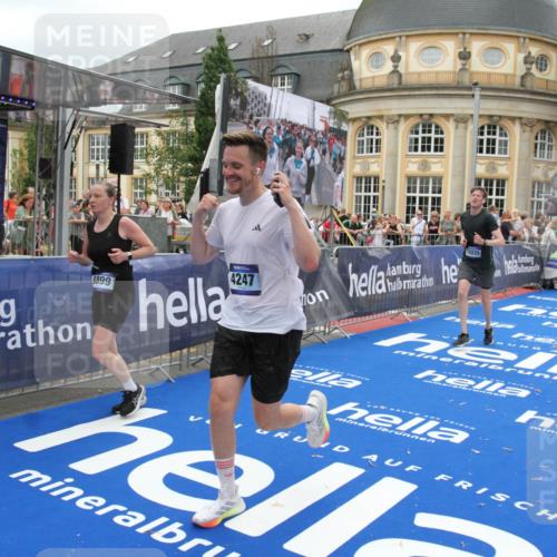 29.06.2025 - hella hamburg halbmarathon Michael Strokosch http://msf.ph/oto/8254407 29.06.2025 10:50:29 Ziel 4127, 4247, 6795, 8153, 8899, 11455, 12035, 12624, 14034, 14626, 17319, 18394 meine-sportfotos.de