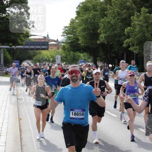29.06.2025 - hella hamburg halbmarathon Jannik Wohlers http://msf.ph/oto/8254410 29.06.2025 09:56:55 Lombardsbrücke 1030, 1327, 1442, 2025, 2119, 2595, 2814, 2855, 3048, 3093, 3103, 3698, 4299, 4558, 4726, 5013, 5018, 5021, 5744, 6125, 6720, 6762, 6795, 6942, 7177, 7221, 7259, 7918, 8447, 9316, 10191, 10192, 10368, 10376, 10549, 10667, 11143, 11339, 11451, 11579, 11747, 12235, 12348, 12421, 12489, 12528, 12580, 12840, 13761, 13794, 14122, 14125, 14192, 14881, 15484, 15590, 15720, 15897, 16043, 16094, 16291, 16732, 16800, 17129, 17179 meine-sportfotos.de