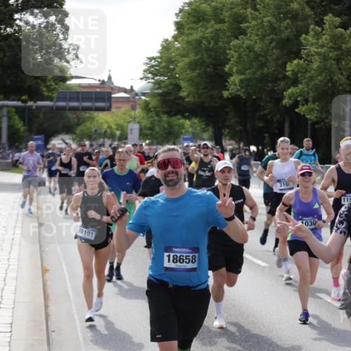 29.06.2025 - hella hamburg halbmarathon Jannik Wohlers http://msf.ph/oto/8254445 29.06.2025 09:56:55 Lombardsbrücke 1030, 1327, 1442, 2025, 2119, 2595, 2814, 2855, 3048, 3093, 3103, 3698, 4299, 4558, 4726, 5013, 5018, 5021, 5744, 6125, 6720, 6762, 6795, 6942, 7177, 7221, 7259, 7918, 8447, 9316, 10191, 10192, 10368, 10376, 10549, 10667, 11143, 11339, 11451, 11579, 11747, 12235, 12348, 12421, 12489, 12528, 12580, 12840, 13761, 13794, 14122, 14125, 14192, 14881, 15484, 15590, 15720, 15897, 16043, 16094, 16291, 16732, 16800, 17129, 17179 meine-sportfotos.de