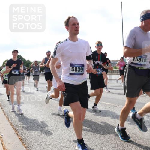 29.06.2025 - hella hamburg halbmarathon Lena Gebhardt http://msf.ph/oto/8254447 29.06.2025 09:56:49 Lombardsbrücke 1381, 1452, 1460, 1496, 1537, 1628, 1657, 1783, 1833, 1877, 2013, 2058, 2074, 2082, 2111, 2208, 2340, 2378, 2396, 2771, 2839, 2869, 2878, 2953, 2996, 3256, 3296, 3310, 3575, 3652, 3791, 4065, 4377, 4404, 4635, 4711, 4770, 4833, 4897, 5008, 5169, 5194, 5319, 5482, 5600, 5839, 5978, 6033, 6286, 6377, 6511, 6512, 6561, 6562, 6631, 7176, 7383, 7475, 7583, 8112, 8261, 8313, 8361, 8572, 8587, 8618, 8651, 8661, 8710, 8813, 8863, 8921, 8930, 8996, 9060, 9082, 9497, 9597, 9638 meine-sportfotos.de