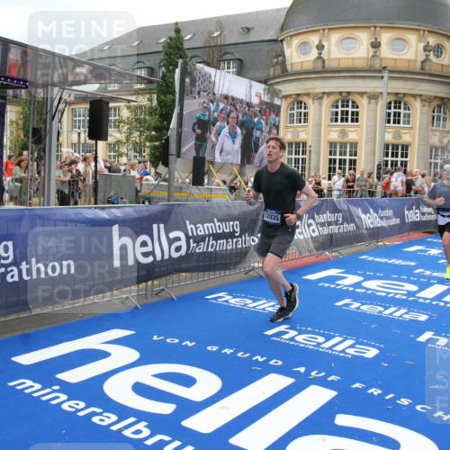 29.06.2025 - hella hamburg halbmarathon Michael Strokosch http://msf.ph/oto/8254450 29.06.2025 10:50:30 Ziel 3414, 4127, 4247, 5447, 6795, 8153, 8899, 11455, 12035, 12624, 14626, 17319, 18394 meine-sportfotos.de