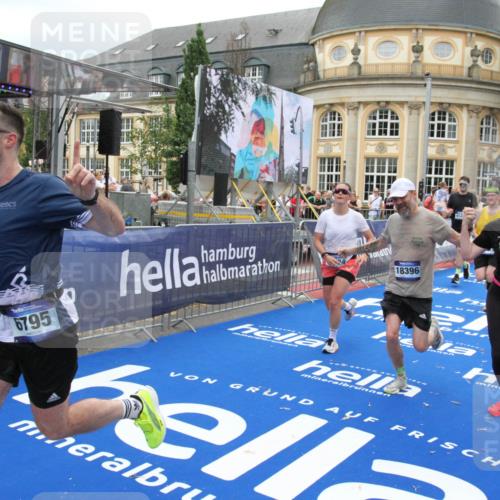 29.06.2025 - hella hamburg halbmarathon Michael Strokosch http://msf.ph/oto/8254552 29.06.2025 10:50:32 Ziel 3414, 4127, 5447, 6282, 6795, 7397, 8153, 11455, 12035, 12624, 13812, 14626, 16806, 17247, 17319, 18394 meine-sportfotos.de