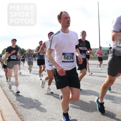 29.06.2025 - hella hamburg halbmarathon Lena Gebhardt http://msf.ph/oto/8254573 29.06.2025 09:56:49 Lombardsbrücke 1381, 1452, 1460, 1496, 1537, 1628, 1657, 1783, 1833, 1877, 2013, 2058, 2074, 2082, 2111, 2208, 2340, 2378, 2396, 2771, 2839, 2869, 2878, 2953, 2996, 3256, 3296, 3310, 3575, 3652, 3791, 4065, 4377, 4404, 4635, 4711, 4770, 4833, 4897, 5008, 5169, 5194, 5319, 5482, 5600, 5839, 5978, 6033, 6286, 6377, 6511, 6512, 6561, 6562, 6631, 7176, 7383, 7475, 7583, 8112, 8261, 8313, 8361, 8572, 8587, 8618, 8651, 8661, 8710, 8813, 8863, 8921, 8930, 8996, 9060, 9082, 9497, 9597, 9638 meine-sportfotos.de