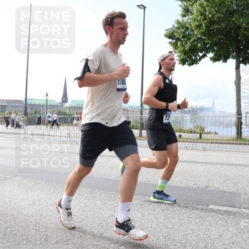 29.06.2025 - hella hamburg halbmarathon Lena Gebhardt http://msf.ph/oto/8254652 29.06.2025 10:10:37 Lombardsbrücke 1166, 1186, 1573, 4389, 5182, 5440, 5990, 5991, 7042, 7250, 7333, 7636, 7685, 8219, 8890, 9169, 9681, 9816, 9829, 11180, 11355, 11887, 11904, 11905, 12008, 12426, 12629, 13588, 13594, 13797, 13825, 13901, 14679, 14822, 15214, 15409, 16166, 16344, 16639, 16808, 16872, 17148, 17532, 17730, 18949, 19023 meine-sportfotos.de