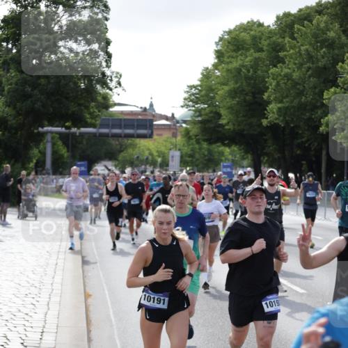 29.06.2025 - hella hamburg halbmarathon Jannik Wohlers http://msf.ph/oto/8254695 29.06.2025 09:56:56 Lombardsbrücke 1030, 1327, 1442, 2025, 2119, 2252, 2595, 2814, 2855, 3048, 3093, 3103, 3698, 4299, 4558, 4986, 5013, 5018, 5021, 5744, 6125, 6720, 6762, 6795, 6942, 7177, 7221, 7259, 7742, 7918, 8447, 9316, 10191, 10192, 10368, 10376, 10549, 10667, 11143, 11339, 11451, 11579, 11747, 12235, 12348, 12421, 12489, 12528, 12580, 12840, 13761, 13794, 14122, 14125, 14192, 14881, 15480, 15484, 15720, 15897, 16043, 16094, 16291, 16732, 16800, 17129, 17130, 17179 meine-sportfotos.de