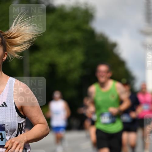 29.06.2025 - hella hamburg halbmarathon Dr. Thomas Lammeyer http://msf.ph/oto/8254700 29.06.2025 09:51:43 Kennedybrücke 1385, 1505, 1710, 1743, 2714, 2767, 3959, 4860, 5091, 5315, 5554, 5709, 6684, 6990, 7884, 10404, 10793, 10852, 10900 meine-sportfotos.de