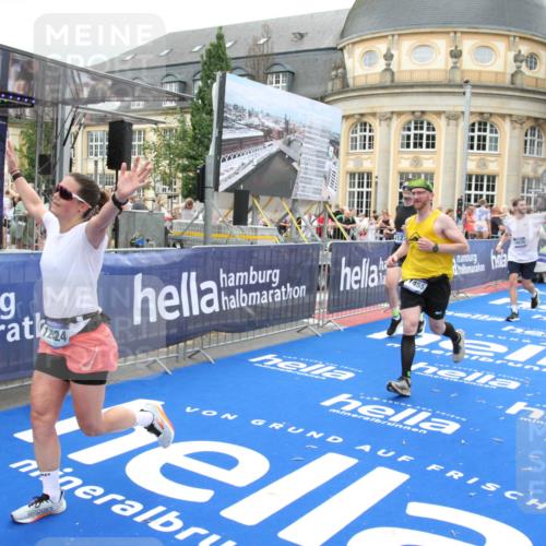 29.06.2025 - hella hamburg halbmarathon Michael Strokosch http://msf.ph/oto/8254706 29.06.2025 10:50:33 Ziel 3414, 4127, 5447, 6282, 6795, 7397, 8153, 8576, 11214, 11455, 12624, 13812, 14626, 15803, 16806, 17179, 17247, 17319, 18394 meine-sportfotos.de
