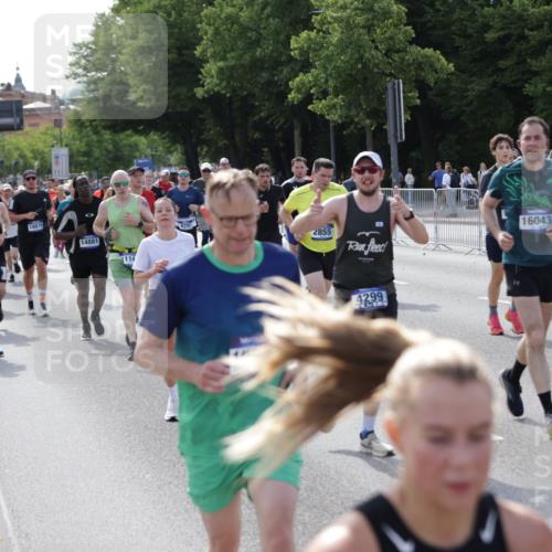 29.06.2025 - hella hamburg halbmarathon Jannik Wohlers http://msf.ph/oto/8254729 29.06.2025 09:56:58 Lombardsbrücke 1030, 1086, 1327, 1442, 2119, 2252, 2595, 2814, 2855, 3048, 3096, 3103, 3698, 4299, 4558, 4986, 5013, 5018, 5021, 5024, 5633, 5744, 6125, 6720, 6762, 6795, 6942, 7221, 7259, 7397, 7742, 8447, 9316, 10191, 10192, 10368, 10376, 10549, 10667, 11143, 11339, 11430, 11579, 12235, 12348, 12421, 12440, 12489, 12580, 12607, 12840, 13761, 13794, 14122, 14192, 14737, 14881, 15480, 15484, 15720, 15897, 16043, 16094, 16291, 16800, 17129, 17130, 17179 meine-sportfotos.de