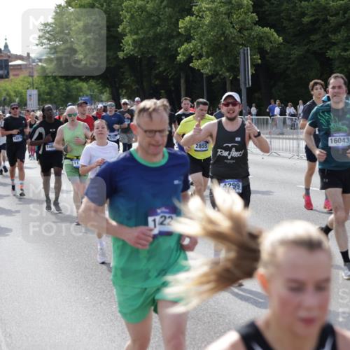 29.06.2025 - hella hamburg halbmarathon Jannik Wohlers http://msf.ph/oto/8254765 29.06.2025 09:56:58 Lombardsbrücke 1030, 1086, 1327, 1442, 2119, 2252, 2595, 2814, 2855, 3048, 3096, 3103, 3698, 4299, 4558, 4986, 5013, 5018, 5021, 5024, 5633, 5744, 6125, 6720, 6762, 6795, 6942, 7221, 7259, 7397, 7742, 8447, 9316, 10191, 10192, 10368, 10376, 10549, 10667, 11143, 11339, 11430, 11579, 12235, 12348, 12421, 12440, 12489, 12580, 12607, 12840, 13761, 13794, 14122, 14192, 14737, 14881, 15480, 15484, 15720, 15897, 16043, 16094, 16291, 16800, 17129, 17130, 17179 meine-sportfotos.de