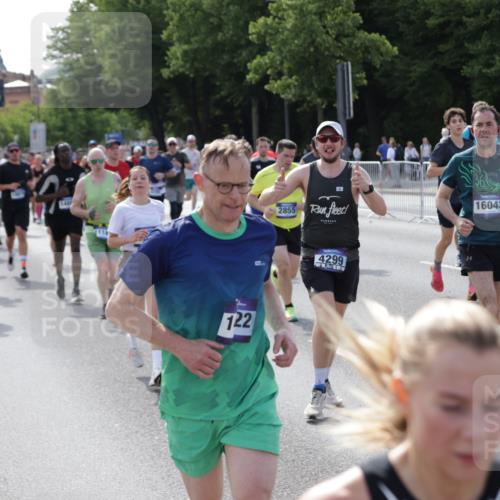 29.06.2025 - hella hamburg halbmarathon Jannik Wohlers http://msf.ph/oto/8254795 29.06.2025 09:56:58 Lombardsbrücke 1030, 1086, 1327, 1442, 2119, 2252, 2595, 2814, 2855, 3048, 3096, 3103, 3698, 4299, 4558, 4986, 5013, 5018, 5021, 5024, 5633, 5744, 6125, 6720, 6762, 6795, 6942, 7221, 7259, 7397, 7742, 8447, 9316, 10191, 10192, 10368, 10376, 10549, 10667, 11143, 11339, 11430, 11579, 12235, 12348, 12421, 12440, 12489, 12580, 12607, 12840, 13761, 13794, 14122, 14192, 14737, 14881, 15480, 15484, 15720, 15897, 16043, 16094, 16291, 16800, 17129, 17130, 17179 meine-sportfotos.de