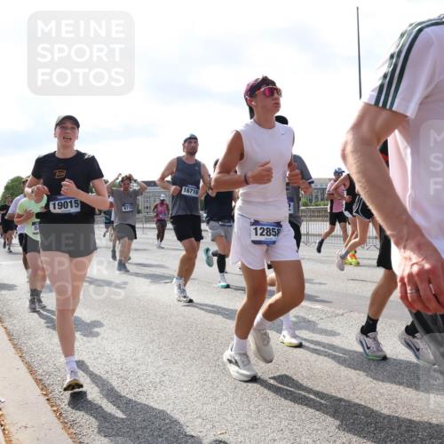 29.06.2025 - hella hamburg halbmarathon Lena Gebhardt http://msf.ph/oto/8254805 29.06.2025 09:56:49 Lombardsbrücke 1381, 1452, 1460, 1496, 1537, 1628, 1657, 1783, 1833, 1877, 2013, 2058, 2074, 2082, 2111, 2208, 2340, 2378, 2396, 2771, 2839, 2869, 2878, 2953, 2996, 3256, 3296, 3310, 3575, 3652, 3791, 4065, 4377, 4404, 4635, 4711, 4770, 4833, 4897, 5008, 5169, 5194, 5319, 5482, 5600, 5839, 5978, 6033, 6286, 6377, 6511, 6512, 6561, 6562, 6631, 7176, 7383, 7475, 7583, 8112, 8261, 8313, 8361, 8572, 8587, 8618, 8651, 8661, 8710, 8813, 8863, 8921, 8930, 8996, 9060, 9082, 9497, 9597, 9638 meine-sportfotos.de