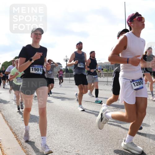 29.06.2025 - hella hamburg halbmarathon Lena Gebhardt http://msf.ph/oto/8254881 29.06.2025 09:56:50 Lombardsbrücke 1381, 1452, 1460, 1496, 1537, 1628, 1657, 1783, 1833, 1877, 2013, 2058, 2074, 2082, 2111, 2208, 2340, 2378, 2396, 2771, 2839, 2869, 2878, 2953, 2996, 3256, 3296, 3310, 3575, 3652, 3791, 4065, 4377, 4404, 4635, 4711, 4726, 4770, 4833, 4897, 5008, 5169, 5194, 5319, 5482, 5839, 5978, 6033, 6286, 6377, 6511, 6512, 6561, 6562, 6631, 7176, 7383, 7475, 7583, 8112, 8261, 8313, 8361, 8572, 8587, 8618, 8651, 8661, 8710, 8813, 8863, 8921, 8930, 8996, 9060, 9082, 9497, 9597, 9638 meine-sportfotos.de