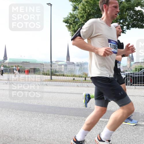 29.06.2025 - hella hamburg halbmarathon Lena Gebhardt http://msf.ph/oto/8254895 29.06.2025 10:10:37 Lombardsbrücke 1166, 1186, 1573, 4389, 5182, 5440, 5990, 5991, 7042, 7250, 7333, 7636, 7685, 8219, 8890, 9169, 9681, 9816, 9829, 11180, 11355, 11887, 11904, 11905, 12008, 12426, 12629, 13588, 13594, 13797, 13825, 13901, 14679, 14822, 15214, 15409, 16166, 16344, 16639, 16808, 16872, 17148, 17532, 17730, 18949, 19023 meine-sportfotos.de