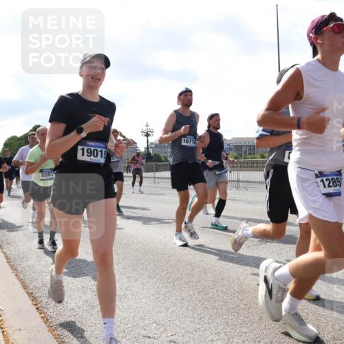 29.06.2025 - hella hamburg halbmarathon Lena Gebhardt http://msf.ph/oto/8254969 29.06.2025 09:56:50 Lombardsbrücke 1381, 1452, 1460, 1496, 1537, 1628, 1657, 1783, 1833, 1877, 2013, 2058, 2074, 2082, 2111, 2208, 2340, 2378, 2396, 2771, 2839, 2869, 2878, 2953, 2996, 3256, 3296, 3310, 3575, 3652, 3791, 4065, 4377, 4404, 4635, 4711, 4726, 4770, 4833, 4897, 5008, 5169, 5194, 5319, 5482, 5839, 5978, 6033, 6286, 6377, 6511, 6512, 6561, 6562, 6631, 7176, 7383, 7475, 7583, 8112, 8261, 8313, 8361, 8572, 8587, 8618, 8651, 8661, 8710, 8813, 8863, 8921, 8930, 8996, 9060, 9082, 9497, 9597, 9638 meine-sportfotos.de