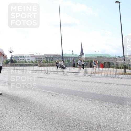 29.06.2025 - hella hamburg halbmarathon Lena Gebhardt http://msf.ph/oto/8254976 29.06.2025 10:10:37 Lombardsbrücke 1166, 1186, 1573, 4389, 5182, 5440, 5990, 5991, 7042, 7250, 7333, 7636, 7685, 8219, 8890, 9169, 9681, 9816, 9829, 11180, 11355, 11887, 11904, 11905, 12008, 12426, 12629, 13588, 13594, 13797, 13825, 13901, 14679, 14822, 15214, 15409, 16166, 16344, 16639, 16808, 16872, 17148, 17532, 17730, 18949, 19023 meine-sportfotos.de