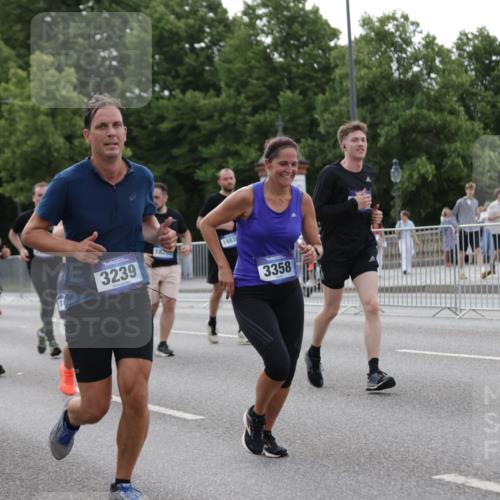 29.06.2025 - hella hamburg halbmarathon Jannik Wohlers http://msf.ph/oto/8254979 29.06.2025 10:31:32 Lombardsbrücke 1311, 1373, 2384, 2672, 2831, 2832, 3221, 3239, 3358, 3751, 3752, 4877, 5156, 5601, 6160, 6718, 6727, 7295, 7334, 7344, 7695, 7789, 7816, 7898, 8304, 8538, 8620, 9078, 9478, 10148, 10653, 12319, 12663, 12755, 13026, 14536, 14793, 15102, 16200, 16310, 17118, 17342, 17958, 18283, 18369, 18428, 18433, 18629, 18838, 18931 meine-sportfotos.de