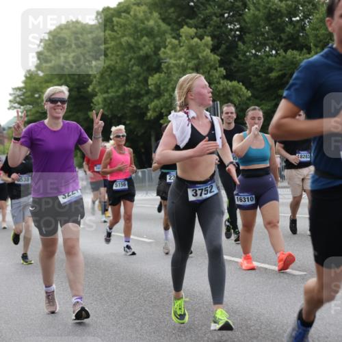 29.06.2025 - hella hamburg halbmarathon Jannik Wohlers http://msf.ph/oto/8255056 29.06.2025 10:31:33 Lombardsbrücke 1311, 1373, 2384, 2672, 2831, 2832, 3221, 3239, 3358, 3751, 3752, 4877, 5156, 5601, 6160, 6718, 6727, 7295, 7334, 7344, 7570, 7695, 7789, 7816, 7898, 8304, 8538, 8620, 9078, 10148, 10653, 11462, 12319, 12663, 12755, 13026, 14536, 14793, 16200, 16310, 17118, 17342, 17958, 18283, 18369, 18428, 18629, 18838, 18931 meine-sportfotos.de
