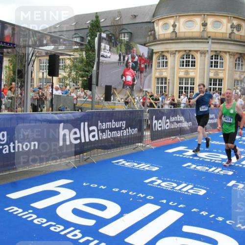 29.06.2025 - hella hamburg halbmarathon Michael Strokosch http://msf.ph/oto/8255083 29.06.2025 10:50:36 Ziel 1399, 1750, 3414, 4127, 4346, 5447, 6282, 7397, 7786, 8153, 8576, 9057, 11214, 11455, 13812, 14626, 15519, 15803, 16806, 17179, 17247, 17319, 18006 meine-sportfotos.de