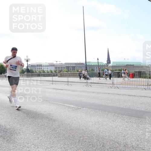 29.06.2025 - hella hamburg halbmarathon Lena Gebhardt http://msf.ph/oto/8255103 29.06.2025 10:10:38 Lombardsbrücke 1166, 1186, 1573, 4389, 5182, 5440, 5990, 5991, 7042, 7250, 7333, 7685, 8219, 8890, 9169, 9681, 9816, 9829, 11180, 11355, 11887, 11904, 11905, 12008, 12426, 12629, 13588, 13594, 13797, 13825, 13901, 14270, 14679, 14822, 15214, 15409, 16166, 16344, 16639, 16808, 16872, 17532, 17730, 18949, 19023 meine-sportfotos.de