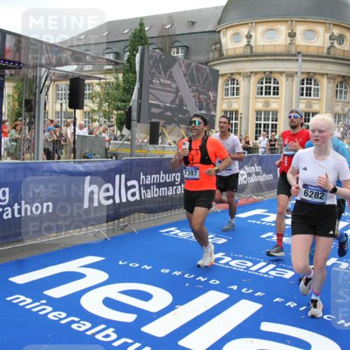 29.06.2025 - hella hamburg halbmarathon Michael Strokosch http://msf.ph/oto/8255191 29.06.2025 10:50:38 Ziel 1399, 1750, 3414, 4346, 5447, 6282, 6662, 7397, 7583, 7786, 8153, 8576, 9057, 11214, 13808, 13812, 13875, 15519, 15803, 16291, 16806, 17179, 17247, 18006, 18413 meine-sportfotos.de