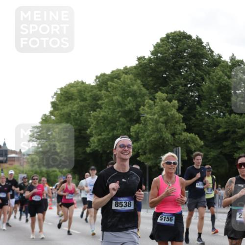 29.06.2025 - hella hamburg halbmarathon Jannik Wohlers http://msf.ph/oto/8255213 29.06.2025 10:31:35 Lombardsbrücke 1311, 1373, 2384, 2672, 3221, 3239, 3358, 3751, 3752, 3822, 4877, 4924, 5156, 5601, 6718, 6727, 7135, 7295, 7344, 7570, 7695, 7789, 7816, 7898, 8538, 10148, 10653, 11462, 12319, 12663, 12755, 13026, 14536, 14793, 15471, 16200, 16310, 17118, 17342, 17958, 18283, 18369, 18428, 18629, 18838, 18931 meine-sportfotos.de