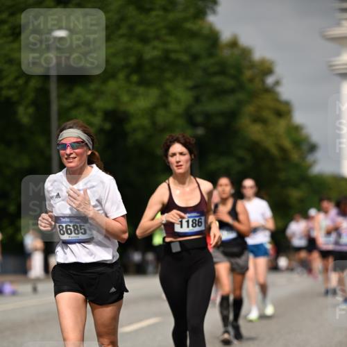 29.06.2025 - hella hamburg halbmarathon Dr. Thomas Lammeyer http://msf.ph/oto/8255214 29.06.2025 10:14:32 Kennedybrücke 1052, 1186, 1456, 5182, 5653, 5806, 7058, 8685, 9150, 9829 meine-sportfotos.de