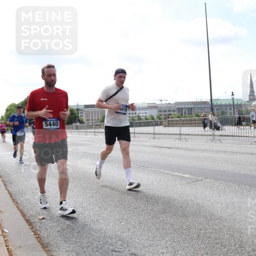 29.06.2025 - hella hamburg halbmarathon Lena Gebhardt http://msf.ph/oto/8255240 29.06.2025 10:10:38 Lombardsbrücke 1166, 1186, 1573, 4389, 5182, 5440, 5990, 5991, 7042, 7250, 7333, 7685, 8219, 8890, 9169, 9681, 9816, 9829, 11180, 11355, 11887, 11904, 11905, 12008, 12426, 12629, 13588, 13594, 13797, 13825, 13901, 14270, 14679, 14822, 15214, 15409, 16166, 16344, 16639, 16808, 16872, 17532, 17730, 18949, 19023 meine-sportfotos.de