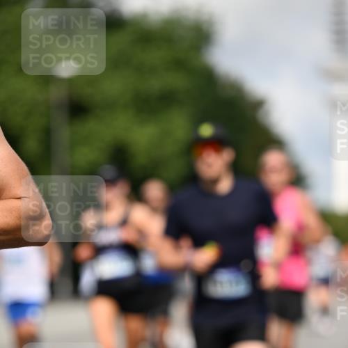 29.06.2025 - hella hamburg halbmarathon Dr. Thomas Lammeyer http://msf.ph/oto/8255289 29.06.2025 09:51:46 Kennedybrücke 1290, 1385, 1505, 1710, 1743, 2714, 2767, 3959, 4860, 5091, 5315, 5554, 5709, 6684, 7154, 7884, 8933, 10404, 10793, 10852, 10900 meine-sportfotos.de