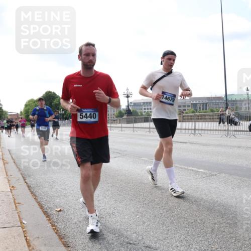 29.06.2025 - hella hamburg halbmarathon Lena Gebhardt http://msf.ph/oto/8255370 29.06.2025 10:10:38 Lombardsbrücke 1166, 1186, 1573, 4389, 5182, 5440, 5990, 5991, 7042, 7250, 7333, 7685, 8219, 8890, 9169, 9681, 9816, 9829, 11180, 11355, 11887, 11904, 11905, 12008, 12426, 12629, 13588, 13594, 13797, 13825, 13901, 14270, 14679, 14822, 15214, 15409, 16166, 16344, 16639, 16808, 16872, 17532, 17730, 18949, 19023 meine-sportfotos.de