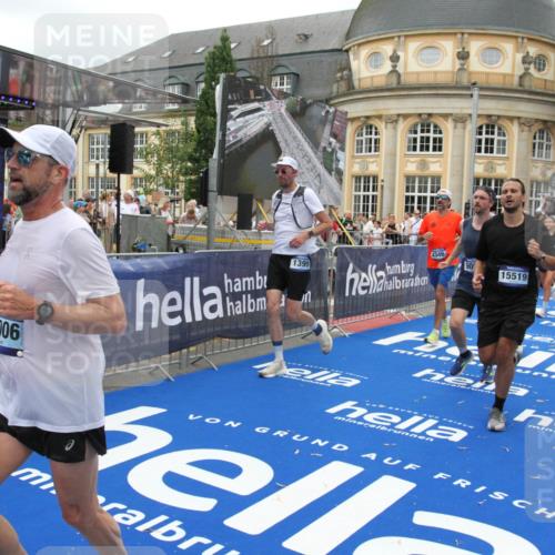 29.06.2025 - hella hamburg halbmarathon Michael Strokosch http://msf.ph/oto/8255459 29.06.2025 10:50:42 Ziel 1399, 1750, 2788, 4346, 6662, 6712, 7134, 7583, 7786, 7952, 8576, 9057, 11214, 11356, 13701, 13808, 13875, 15519, 15803, 16291, 17179, 18006, 18413, 18820 meine-sportfotos.de