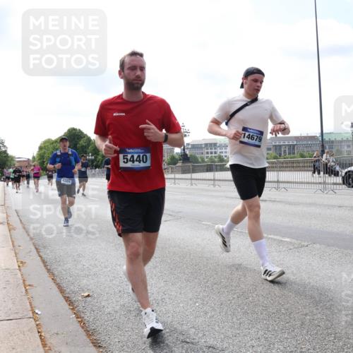 29.06.2025 - hella hamburg halbmarathon Lena Gebhardt http://msf.ph/oto/8255490 29.06.2025 10:10:38 Lombardsbrücke 1166, 1186, 1573, 4389, 5182, 5440, 5990, 5991, 7042, 7250, 7333, 7685, 8219, 8890, 9169, 9681, 9816, 9829, 11180, 11355, 11887, 11904, 11905, 12008, 12426, 12629, 13588, 13594, 13797, 13825, 13901, 14270, 14679, 14822, 15214, 15409, 16166, 16344, 16639, 16808, 16872, 17532, 17730, 18949, 19023 meine-sportfotos.de