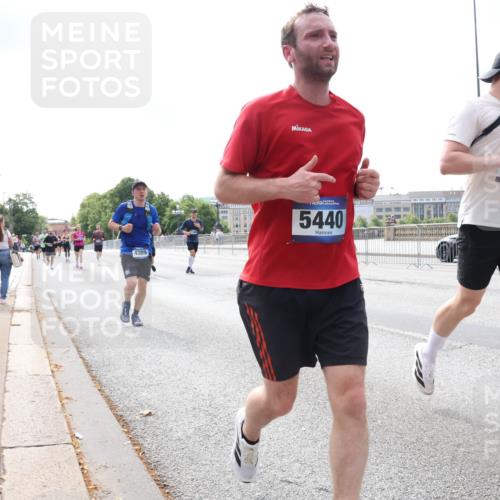 29.06.2025 - hella hamburg halbmarathon Lena Gebhardt http://msf.ph/oto/8255674 29.06.2025 10:10:39 Lombardsbrücke 1166, 1186, 1573, 1781, 4389, 5182, 5440, 5990, 5991, 7042, 7250, 7685, 8219, 8890, 9169, 9681, 9816, 9829, 11180, 11355, 11887, 11904, 11905, 12008, 12426, 12629, 13588, 13594, 13797, 13825, 13901, 14270, 14679, 14822, 15214, 15409, 16166, 16344, 16639, 16808, 16872, 17532, 17730, 18949, 19023 meine-sportfotos.de