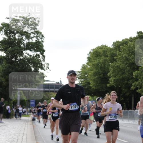 29.06.2025 - hella hamburg halbmarathon Jannik Wohlers http://msf.ph/oto/8255718 29.06.2025 09:57:27 Lombardsbrücke 1094, 1320, 1321, 1563, 1870, 2397, 2448, 2488, 2612, 2946, 3058, 3114, 3251, 4379, 5032, 5305, 5775, 6355, 6356, 6569, 6580, 6585, 6628, 6776, 7134, 7478, 7594, 7646, 7952, 7973, 7976, 8176, 8973, 9214, 9227, 9739, 9835, 10860, 11208, 11310, 11512, 11832, 12155, 12224, 12961, 13047, 13750, 14300, 14638, 14865, 14914, 15125, 15134, 15169, 15395, 15426, 15496, 15712, 15915, 16008, 16009, 16039, 16285, 16320, 16750, 16980, 17530, 17640, 17642 meine-sportfotos.de
