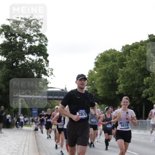 29.06.2025 - hella hamburg halbmarathon Jannik Wohlers http://msf.ph/oto/8255772 29.06.2025 09:57:27 Lombardsbrücke 1094, 1320, 1321, 1563, 1870, 2397, 2448, 2488, 2612, 2946, 3058, 3114, 3251, 4379, 5032, 5305, 5775, 6355, 6356, 6569, 6580, 6585, 6628, 6776, 7134, 7478, 7594, 7646, 7952, 7973, 7976, 8176, 8973, 9214, 9227, 9739, 9835, 10860, 11208, 11310, 11512, 11832, 12155, 12224, 12961, 13047, 13750, 14300, 14638, 14865, 14914, 15125, 15134, 15169, 15395, 15426, 15496, 15712, 15915, 16008, 16009, 16039, 16285, 16320, 16750, 16980, 17530, 17640, 17642 meine-sportfotos.de
