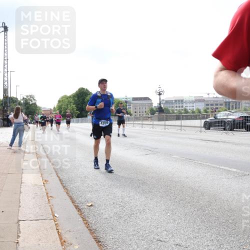 29.06.2025 - hella hamburg halbmarathon Lena Gebhardt http://msf.ph/oto/8255776 29.06.2025 10:10:39 Lombardsbrücke 1166, 1186, 1573, 1781, 4389, 5182, 5440, 5990, 5991, 7042, 7250, 7685, 8219, 8890, 9169, 9681, 9816, 9829, 11180, 11355, 11887, 11904, 11905, 12008, 12426, 12629, 13588, 13594, 13797, 13825, 13901, 14270, 14679, 14822, 15214, 15409, 16166, 16344, 16639, 16808, 16872, 17532, 17730, 18949, 19023 meine-sportfotos.de