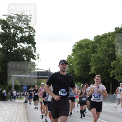 29.06.2025 - hella hamburg halbmarathon Jannik Wohlers http://msf.ph/oto/8255783 29.06.2025 09:57:27 Lombardsbrücke 1094, 1320, 1321, 1563, 1870, 2397, 2448, 2488, 2612, 2946, 3058, 3114, 3251, 4379, 5032, 5305, 5775, 6355, 6356, 6569, 6580, 6585, 6628, 6776, 7134, 7478, 7594, 7646, 7952, 7973, 7976, 8176, 8973, 9214, 9227, 9739, 9835, 10860, 11208, 11310, 11512, 11832, 12155, 12224, 12961, 13047, 13750, 14300, 14638, 14865, 14914, 15125, 15134, 15169, 15395, 15426, 15496, 15712, 15915, 16008, 16009, 16039, 16285, 16320, 16750, 16980, 17530, 17640, 17642 meine-sportfotos.de