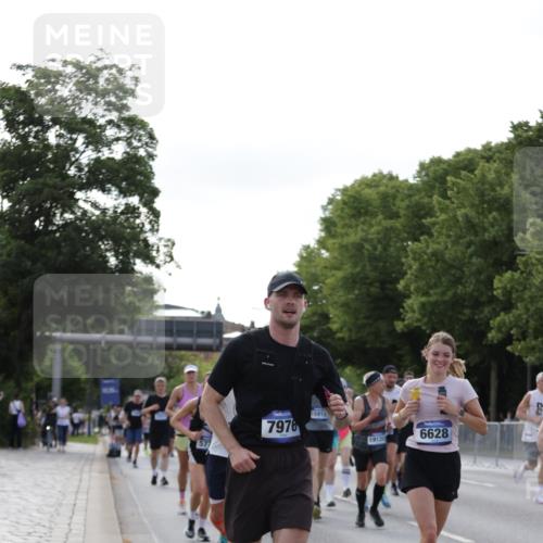 29.06.2025 - hella hamburg halbmarathon Jannik Wohlers http://msf.ph/oto/8255795 29.06.2025 09:57:27 Lombardsbrücke 1094, 1320, 1321, 1563, 1870, 2397, 2448, 2488, 2612, 2946, 3058, 3114, 3251, 4379, 5032, 5305, 5775, 6355, 6356, 6569, 6580, 6585, 6628, 6776, 7134, 7478, 7594, 7646, 7952, 7973, 7976, 8176, 8973, 9214, 9227, 9739, 9835, 10860, 11208, 11310, 11512, 11832, 12155, 12224, 12961, 13047, 13750, 14300, 14638, 14865, 14914, 15125, 15134, 15169, 15395, 15426, 15496, 15712, 15915, 16008, 16009, 16039, 16285, 16320, 16750, 16980, 17530, 17640, 17642 meine-sportfotos.de