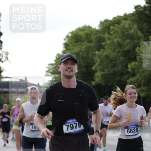29.06.2025 - hella hamburg halbmarathon Jannik Wohlers http://msf.ph/oto/8255830 29.06.2025 09:57:28 Lombardsbrücke 1094, 1320, 1321, 1563, 1870, 2397, 2448, 2612, 2946, 3058, 3091, 3114, 3251, 4379, 5032, 5305, 5775, 6355, 6356, 6569, 6580, 6585, 6628, 6776, 7065, 7134, 7478, 7594, 7646, 7952, 7973, 7976, 8176, 8973, 9214, 9227, 9739, 9835, 10860, 11208, 11310, 11512, 11757, 11832, 12155, 12224, 12662, 12961, 13047, 13750, 14300, 14638, 14865, 14914, 15125, 15134, 15169, 15395, 15426, 15496, 15712, 15915, 16008, 16009, 16039, 16285, 16320, 16750, 16980, 17530, 17640 meine-sportfotos.de