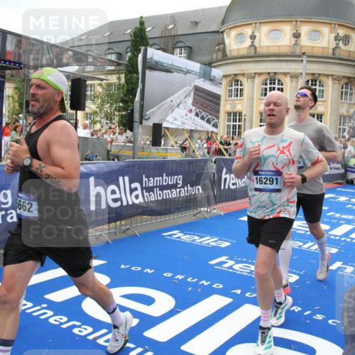 29.06.2025 - hella hamburg halbmarathon Michael Strokosch http://msf.ph/oto/8255847 29.06.2025 10:50:45 Ziel 1399, 2234, 2788, 4346, 6662, 6712, 7134, 7583, 7786, 7952, 8657, 9057, 11356, 13701, 13808, 13875, 15426, 15519, 15720, 16291, 17129, 17908, 18229, 18370, 18413, 18820 meine-sportfotos.de