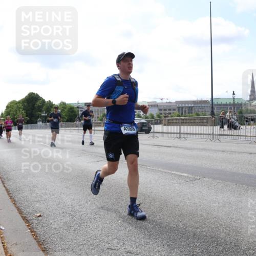 29.06.2025 - hella hamburg halbmarathon Lena Gebhardt http://msf.ph/oto/8256011 29.06.2025 10:10:40 Lombardsbrücke 1166, 1186, 1573, 1781, 4389, 5182, 5440, 5990, 5991, 7042, 7250, 7685, 8219, 8890, 9169, 9681, 9816, 9829, 11180, 11355, 11887, 11904, 11905, 12008, 12426, 12629, 12790, 13588, 13594, 13797, 13825, 13901, 14270, 14679, 14822, 15214, 15409, 16166, 16344, 16639, 16808, 16872, 17532, 17730, 18949, 19023 meine-sportfotos.de