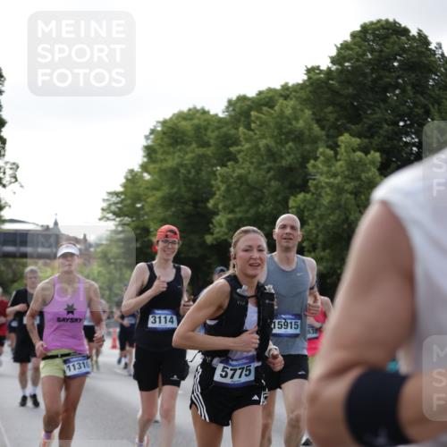 29.06.2025 - hella hamburg halbmarathon Jannik Wohlers http://msf.ph/oto/8256016 29.06.2025 09:57:30 Lombardsbrücke 1094, 1258, 1320, 1321, 1335, 1563, 1870, 2397, 2448, 2612, 2946, 3058, 3091, 3114, 3251, 5032, 5305, 5672, 5775, 6355, 6356, 6569, 6580, 6585, 6628, 6776, 7065, 7134, 7478, 7594, 7646, 7952, 7973, 7976, 8176, 8973, 9065, 9145, 9163, 9214, 9227, 9739, 9835, 10860, 11208, 11310, 11757, 11789, 11832, 12155, 12224, 12662, 12961, 13047, 14300, 14638, 14865, 14914, 15061, 15125, 15134, 15169, 15426, 15496, 15712, 15915, 16008, 16009, 16320, 16750, 16980, 17530 meine-sportfotos.de