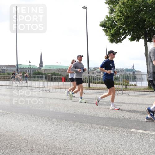 29.06.2025 - hella hamburg halbmarathon Lena Gebhardt http://msf.ph/oto/8256040 29.06.2025 10:45:51 Lombardsbrücke 1004, 1033, 1060, 1085, 1100, 1104, 1421, 1426, 1555, 1713, 1854, 1867, 1868, 1983, 2008, 2216, 2217, 2398, 2423, 2522, 2550, 2657, 2664, 2773, 2813, 2917, 2951, 2954, 2965, 2973, 3357, 3377, 4104, 4223, 4224, 4306, 4317, 4388, 4572, 5044, 5339, 5635, 5703, 5769, 5770, 5892, 6133, 6150, 6333, 6392, 6623, 6922, 7268, 7283, 7356, 7530, 7541, 7605, 7859, 7894, 8745, 9120, 9121, 9426, 9620, 10030, 10182, 10327, 10329, 10367, 10511, 11358, 11876 meine-sportfotos.de