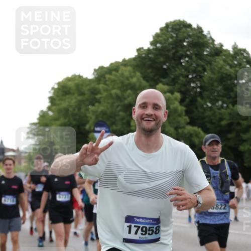 29.06.2025 - hella hamburg halbmarathon Jannik Wohlers http://msf.ph/oto/8256059 29.06.2025 10:31:44 Lombardsbrücke 1311, 1987, 2349, 2943, 3022, 3358, 3707, 3752, 3778, 3822, 4314, 4365, 4605, 4924, 5496, 5601, 5658, 5743, 6218, 6252, 7135, 7239, 7295, 7344, 7535, 7570, 7695, 7789, 7816, 8175, 8538, 9206, 10248, 10924, 11168, 11462, 12136, 12319, 12755, 12936, 13026, 13959, 13960, 14029, 14099, 14105, 14191, 14599, 15471, 15987, 16200, 17958, 18369, 18931 meine-sportfotos.de
