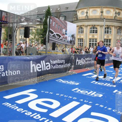 29.06.2025 - hella hamburg halbmarathon Michael Strokosch http://msf.ph/oto/8256074 29.06.2025 10:50:46 Ziel 2234, 2788, 5115, 6662, 6712, 7134, 7583, 7952, 8657, 11356, 13701, 13808, 13875, 15426, 15720, 16291, 17129, 17908, 18229, 18370, 18413, 18820 meine-sportfotos.de