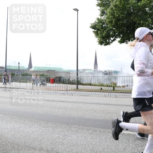 29.06.2025 - hella hamburg halbmarathon Lena Gebhardt http://msf.ph/oto/8256131 29.06.2025 10:34:20 Lombardsbrücke 1025, 1417, 1672, 1705, 1787, 2023, 2265, 2412, 2464, 2482, 2496, 2510, 2511, 2526, 2801, 2933, 3145, 3264, 3340, 3345, 3829, 3848, 4479, 4540, 4807, 4824, 4826, 5561, 5584, 5609, 5691, 6034, 6105, 6171, 6329, 6364, 6571, 6574, 7027, 7324, 7329, 7386, 7565, 7644, 7733, 8277, 8349, 8705, 8965, 9094, 9379, 9875, 10007, 10071, 10360, 10564, 10674, 11872, 13957, 16238, 16311, 16390, 16682, 16919, 17230, 18158, 18941 meine-sportfotos.de