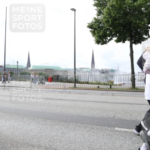 29.06.2025 - hella hamburg halbmarathon Lena Gebhardt http://msf.ph/oto/8256218 29.06.2025 10:34:20 Lombardsbrücke 1025, 1417, 1672, 1705, 1787, 2023, 2265, 2412, 2464, 2482, 2496, 2510, 2511, 2526, 2801, 2933, 3145, 3264, 3340, 3345, 3829, 3848, 4479, 4540, 4807, 4824, 4826, 5561, 5584, 5609, 5691, 6034, 6105, 6171, 6329, 6364, 6571, 6574, 7027, 7324, 7329, 7386, 7565, 7644, 7733, 8277, 8349, 8705, 8965, 9094, 9379, 9875, 10007, 10071, 10360, 10564, 10674, 11872, 13957, 16238, 16311, 16390, 16682, 16919, 17230, 18158, 18941 meine-sportfotos.de