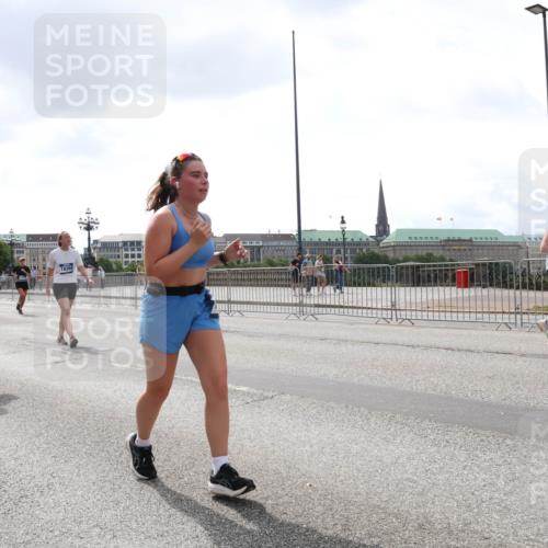 29.06.2025 - hella hamburg halbmarathon Lena Gebhardt http://msf.ph/oto/8256291 29.06.2025 10:45:51 Lombardsbrücke 1004, 1033, 1060, 1085, 1100, 1104, 1421, 1426, 1555, 1713, 1854, 1867, 1868, 1983, 2008, 2216, 2217, 2398, 2423, 2522, 2550, 2657, 2664, 2773, 2813, 2917, 2951, 2954, 2965, 2973, 3357, 3377, 4104, 4223, 4224, 4306, 4317, 4388, 4572, 5044, 5339, 5635, 5703, 5769, 5770, 5892, 6133, 6150, 6333, 6392, 6623, 6922, 7268, 7283, 7356, 7530, 7541, 7605, 7859, 7894, 8745, 9120, 9121, 9426, 9620, 10030, 10182, 10327, 10329, 10367, 10511, 11358, 11876 meine-sportfotos.de